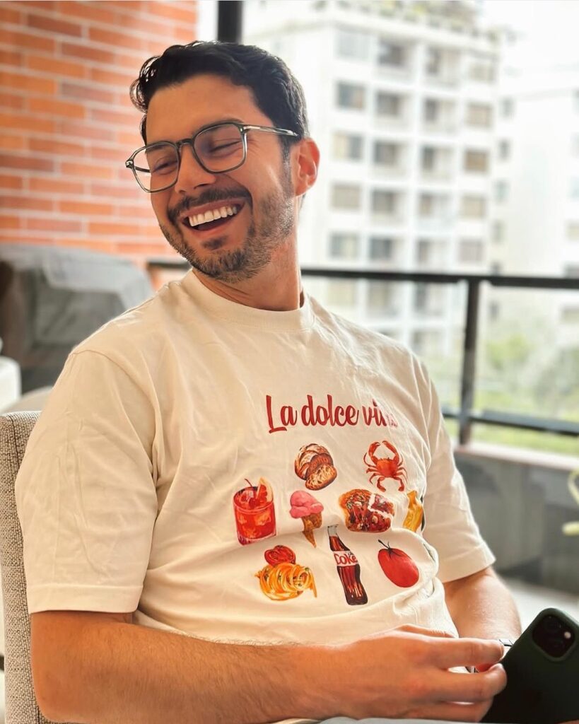 Chico sonriendo con la camiseta La Dolce Vita de agua sal