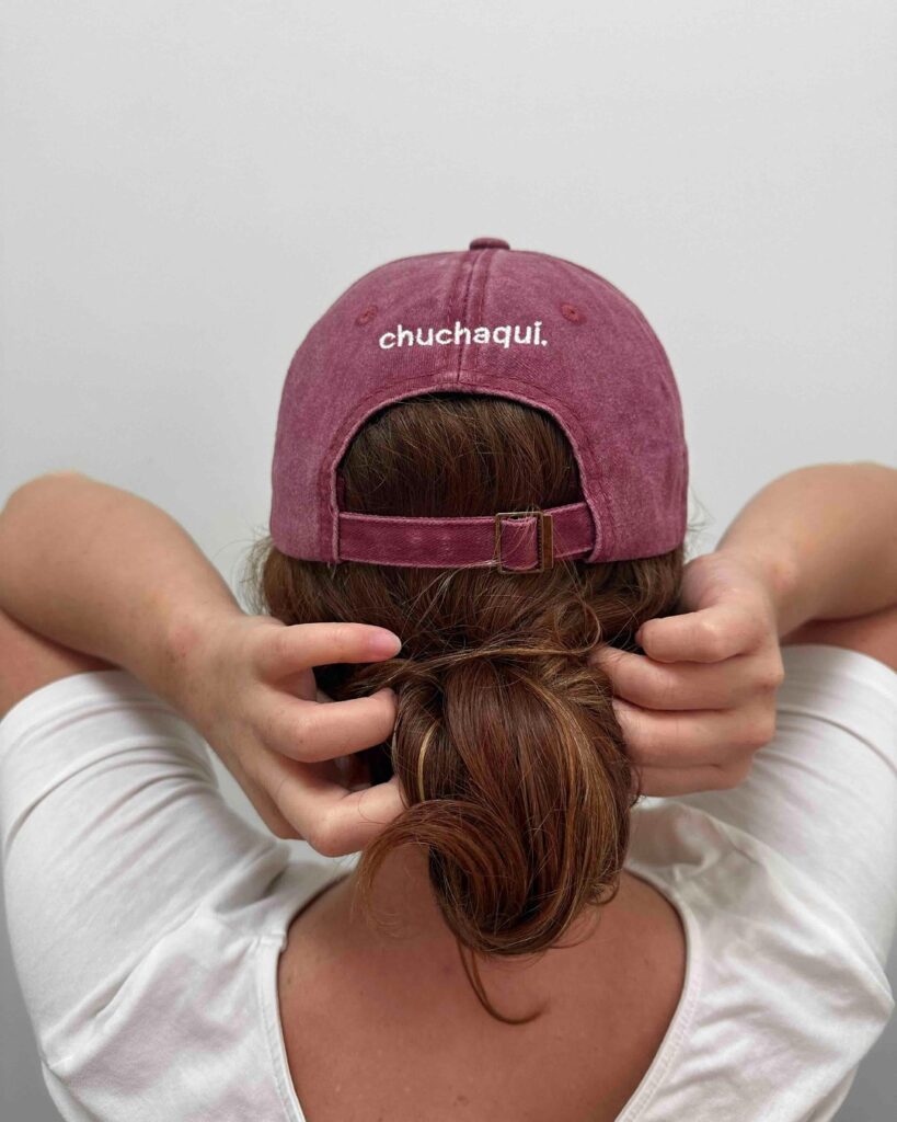 Gorra Chuchaqui color vino de agua sal vista de espalda
